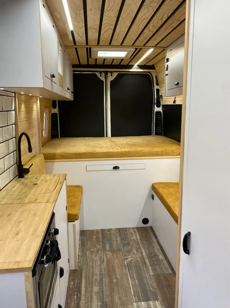 Imagen del interior de una de las camperizaciones de stvans
